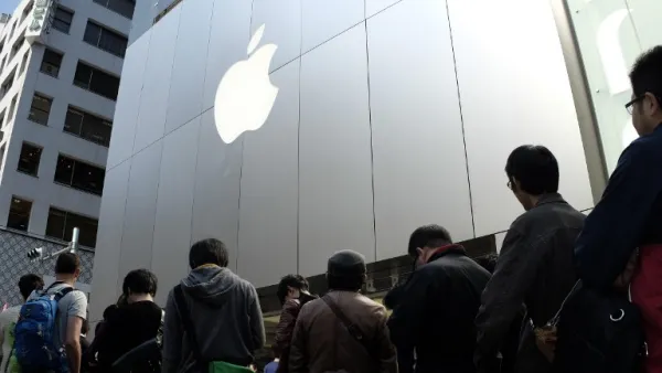 Lines in Dubai mirrored those in Tokyo, as expectant customers waited for the opening of the Apple store, March 31, 2016. (AFP/Kazuhiro Nogi)