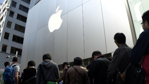 Lines in Dubai mirrored those in Tokyo, as expectant customers waited for the opening of the Apple store, March 31, 2016. (AFP/Kazuhiro Nogi)