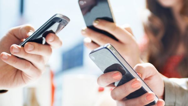 The move could allow Egypt's fixed-line monopoly Telecom Egypt to enter the mobile phone services market. (File photo)