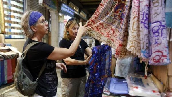 Tourists look at scarves at a market on December 19, 2014 in the Omani capital. (File photo)