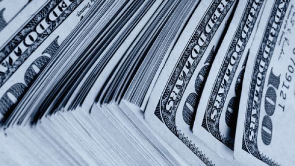 The Iraqi government is seeking to lower its international borrowing costs after the country was badly hit by the slump in oil prices. (Shutterstock)