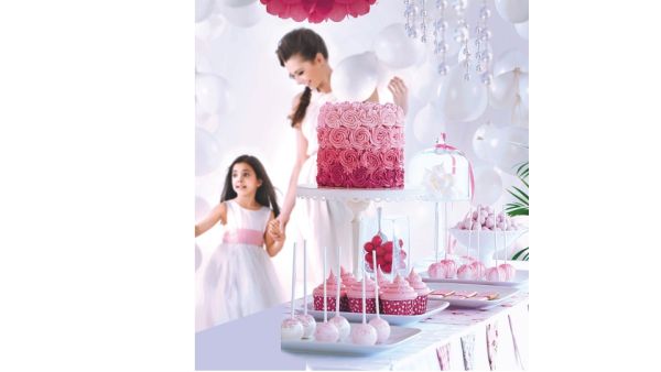 قدموا لأمهاتكم هدية لا تنسى، يضاف إليها أيضاً أمسية الشاي المميزة في ردهة "كارات" والاستمتاع بتشكيلة من أفخر أنواع الشاي والقهوة.

