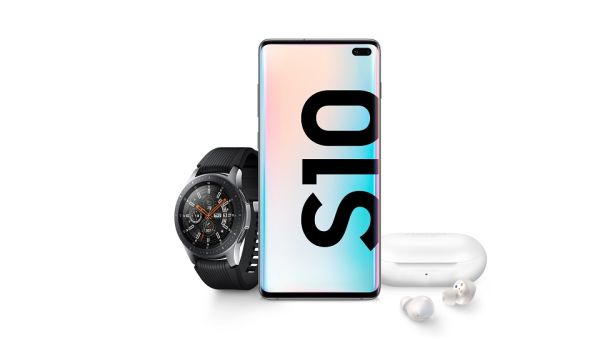 سيحصل العملاء الذين طلبوا الجهاز مسبقًا وبحسب الجهاز الذي يطلبونه، على  ساعة Galaxy Watch أو  سماعات Galaxy Buds