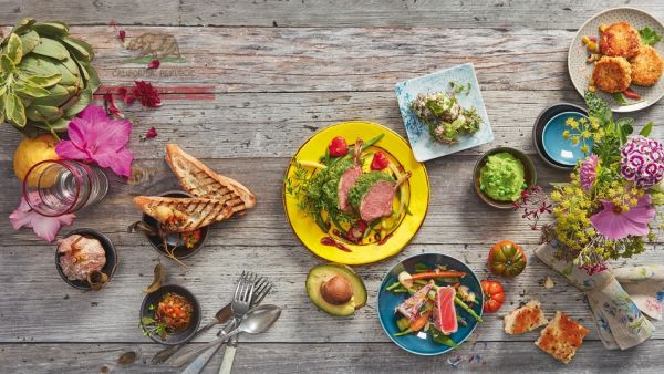 Celebrating the fusion of sunshine and seasonal fare, the brand’s global food and beverage campaign, California dreamin’.