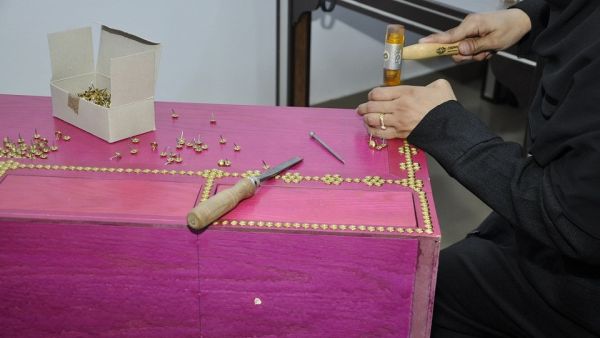 تأتي دورة الصناديق المبيتة ضمن سياق جهود هيئة البحرين السياحة والمعارض للمحافظة على الحرف اليدوية والصناعات التقليدية