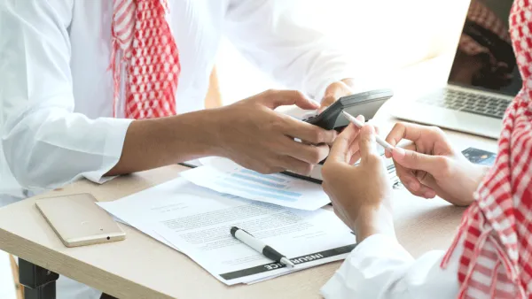 بدأت عملية "التوطين" حين أدركت الحكومات الخليجية حاجتها للانتقال من الاقتصاد المعتمد على المواد الهيدروكربونية إلى الاقتصاد القائم على المعرفة
