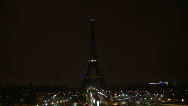 Eiffel Tower plunged in darkness (Twitter)