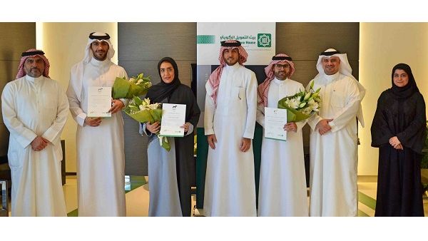 Mr. Abdulhakeem AlKhayyat, the honored employees with officials and executives from the Bank Mr. Abdulhakeem AlKhayyat, the honored employees with officials and executives from the Bank