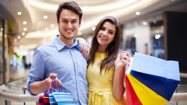 ذوق زوجتك في اختيار الملابس رائع إلا أنها تميل لاختيار ملابس تتوافق مع ذوقها الأنثوي

