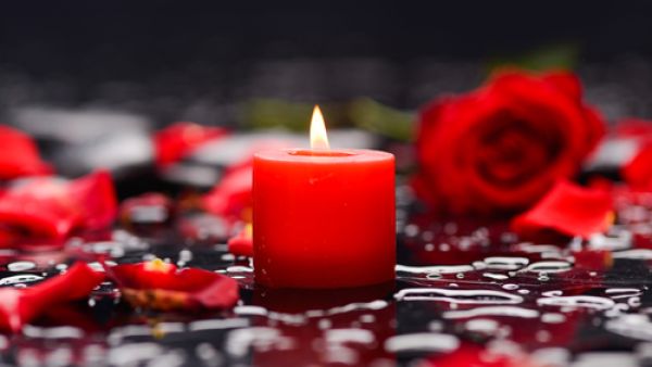 الشموع لوضع لمساتك الخاصة في المنزل ومنح الفالنتاين طابعاً فريداً الشموع لوضع لمساتك الخاصة في المنزل ومنح الفالنتاين طابعاً فريداً