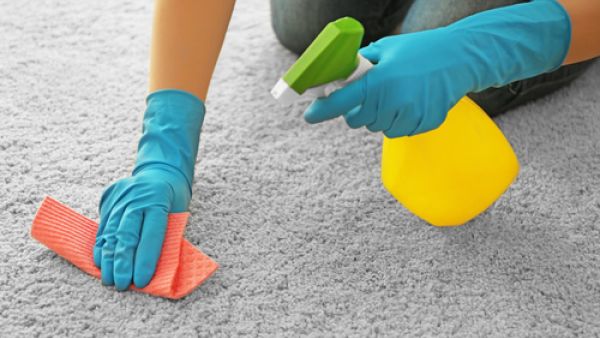 احذري من استخدام فرشاة خشنة أثناء تنظيفك للسجاد
 احذري من استخدام فرشاة خشنة أثناء تنظيفك للسجاد