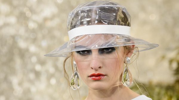 قبعات شانيل الشفافة.. هل تجرؤين على تجربتها؟ (shutterstock.com)