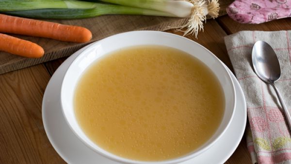 مرقة دجاج طبيعية في المنزل