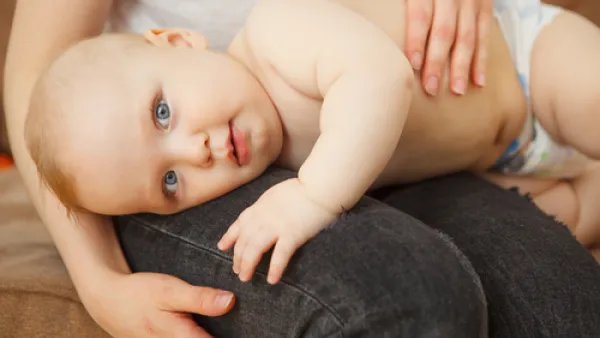 من أعراض حمى الأطفال وجع في الأذن أو فرك للأذن