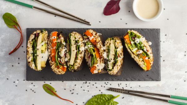 تجنُّب استخدام الأعواد لتحريك أطباق الطعام