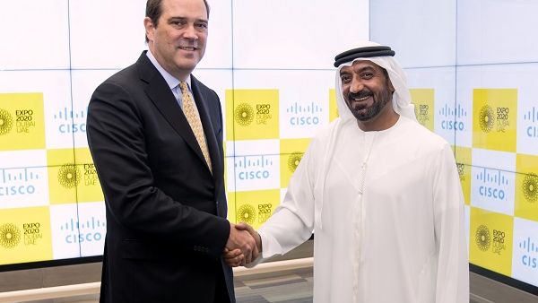 الشيخ أحمد بن سعيد آل مكتوم ، رئيس لجنة إكسبو 2020 دبي العليا وتشاك روبنز ، الرئيس التنفيذي ورئيس مجلس إدارة شركة سيسكو.