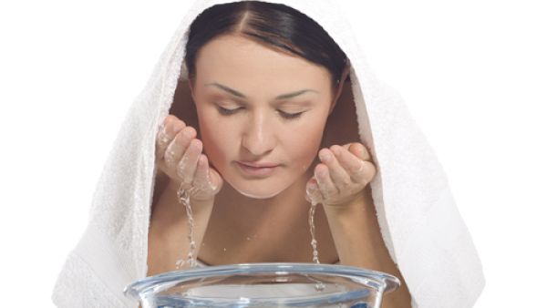 تنظيف البشرة تعمل على إزالة الرؤوس السوداء في البشرة بطريقةٍ غير مؤلمة