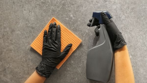 مسح الحائط إما بالفوطة وإما برشقه بالماء قليلاً دون الإفراط في ذلك مسح الحائط إما بالفوطة وإما برشقه بالماء قليلاً دون الإفراط في ذلك