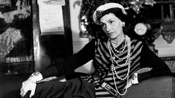 كوكو شانيل مصممة أزياء فرنسية رائدة اسمها الحقيقي "غابرييل بونور شانيل" كوكو شانيل مصممة أزياء فرنسية رائدة اسمها الحقيقي "غابرييل بونور شانيل"