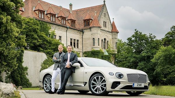 كريس كوك، رئيس تصميم المنتجات في Bentley Motors، والكونت تشارلز فون فايبر-كاسل، رئيس Graf von Faber-Castell الراقية