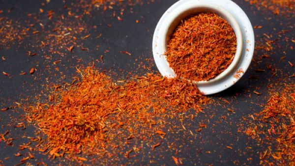 الزعفران يوضّح الرؤية ويزيل الغشاوة من العينين

