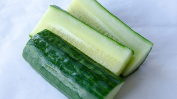 من فوائد الخيار للبشرة الدّهنية أنه يُطهر البشرة ويحميها من الميكروبات

