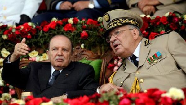 Algeria's President Abdelaziz Bouteflika gestures while talking with Army Chief of Staff General Ahmed Gaed Salah (Twitter)