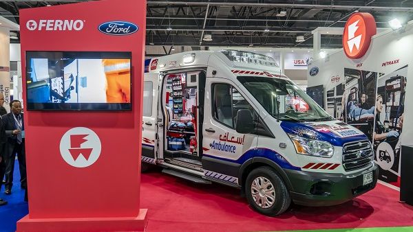 خضعت سيارة إسعاف فورد ترانزيت -- التي طورتها مؤسسة دبي لخدمات الإسعاف كأحد مشاريع مبادرة دبي 10X -- للتعديل على يد شركة مركبات الطوارئ الأميركية (American Emergency Vehicles).