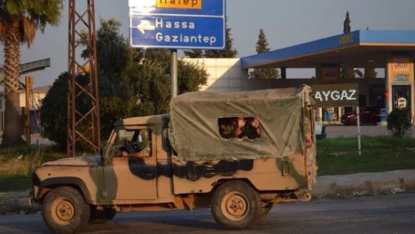 New batch of Turkish military vehicles tanks passed the Cilvegozu border gate positioned in the buffer zone to enter Syria (Twitter)