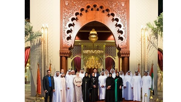 بدأت الزيارة بالدخول من البوابة الخشبية الضخمة. بدأت الزيارة بالدخول من البوابة الخشبية الضخمة.