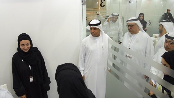 استقبلت منصة جمارك دبي خلال اليوم الأول من المعرض قرابة 299 طلب توظيف لسد حاجة 132 شاغراً وظيفياً توفرها الدائرة خلال العام الحالي. استقبلت منصة جمارك دبي خلال اليوم الأول من المعرض قرابة 299 طلب توظيف لسد حاجة 132 شاغراً وظيفياً توفرها الدائرة خلال العام الحالي.