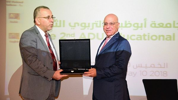 الدكتور محمد فتيحة، مدير حرم جامعة أبوظبي في العين ورئيس قسم التربية، والدكتور جورج نادر، مدير التنفيذي لمبادرة إن جي إي.  