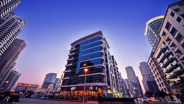 فندق جنة بلايس دبي مارينا المكان الأنسب لإقامة ذات خمس نجوم حيث يتميز بموقعه الإستراتيجي بالقرب من أهم الوجهات السياحية في دبي.