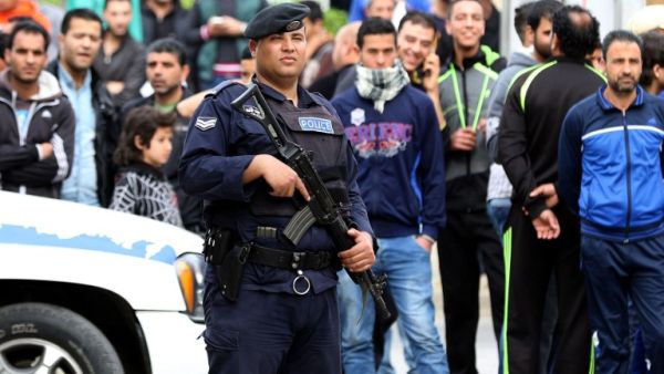 A Jordanian security forces member secures a street in the town of Irbid on March 2, 2016, following a security operation targeting a group of suspected jihadists. (AFP/Khalil Mazraawi)