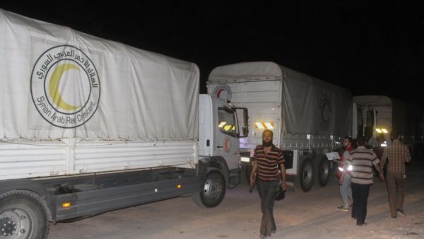 A United Nations and Syrian Arab Red Crescent aid convoy enters the Syrian rebel-held town of ‪Daraya‬ late on June 9, 2016. (AFP/Fadi Dirani)