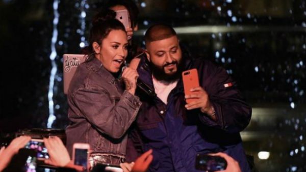 Singer Demi Lovato (L) and DJ Khaled performing together in November 2017 (Source: AFP)