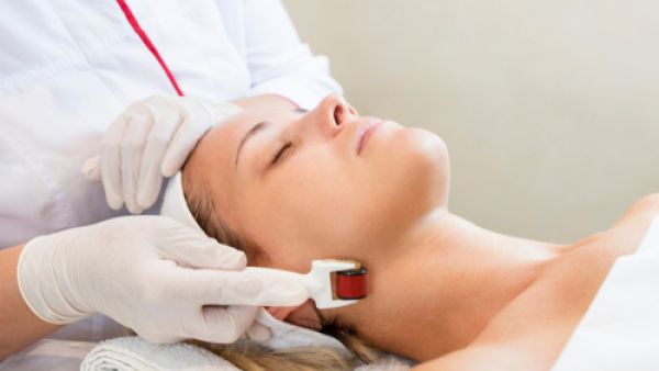 الديرما رولر هي عبارة عن آله صغيره تحتوي على ابر للوخز