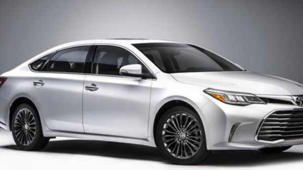 تأتي السيارة بمحركات V6 سعة 3.5 لتر بقوة 268 حصان ومحرك هايبرد 2.5 لتر بقوة 200 حصان