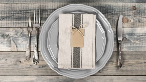 تجنّب الخلط بين أطباق الطعام الرئيسيّة وأطباق الفواكه أو الحلويّات على الطاولة تجنّب الخلط بين أطباق الطعام الرئيسيّة وأطباق الفواكه أو الحلويّات على الطاولة