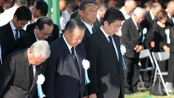 Japanese PM Shinzo Abe offers a moment of silence in Hiroshima Peace Memorial Park as Japan marks the 73rd anniversary of Hiroshima atomic bombing. (Twitter)