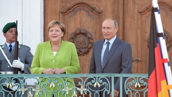 Vladimir Putin meets with Angela Merkel (Twitter)