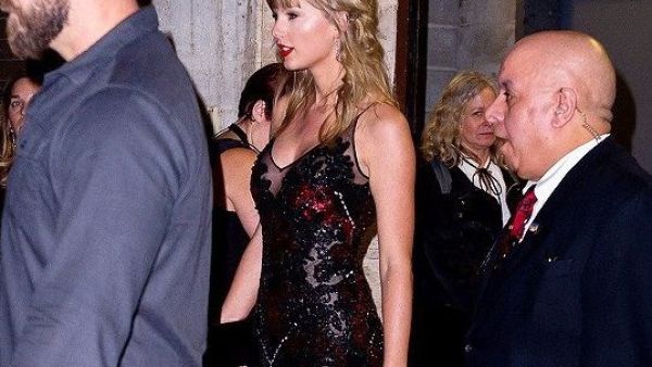 Taylor Swift leaving the premiere of her boyfriend Joe Alwyn's movie The Favourite through the back door on Friday night (Twitter)