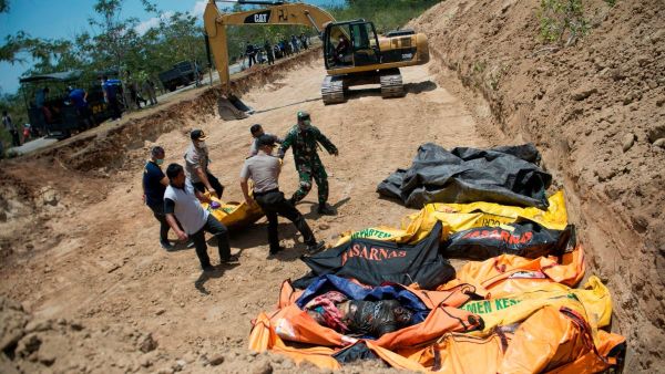 Appeal for international help as mass grave dug for 1,300 victims (Twitter)