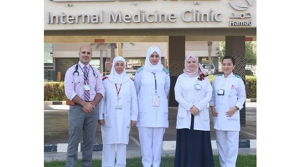 نصير مسعودي، قائد الفريق الطبي المشرف على البرنامج واستشاري أول الطب الباطني بمؤسسة حمد الطبية، رفقة أعضاء فريق مبادرة المواعيد الطبية المشتركة. نصير مسعودي، قائد الفريق الطبي المشرف على البرنامج واستشاري أول الطب الباطني بمؤسسة حمد الطبية، رفقة أعضاء فريق مبادرة المواعيد الطبية المشتركة.