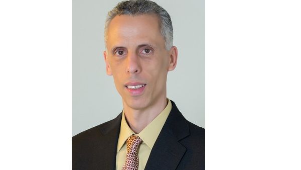 د. محمد زياني، أستاذ النظرية النقدية، ومدير برنامج الإعلام والسياسة بالجامعة