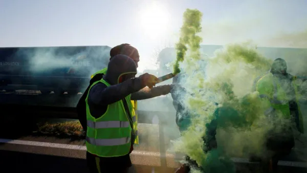 Egyptian lawyer held for wearing yellow vest  (Twitter)
