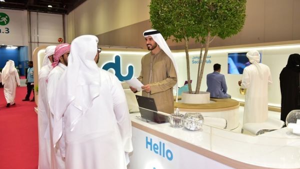 توفر دو مجموعة واسعة من برامج التدريب للطلبة المهتمين بدخول عالم قطاع الاتصال
