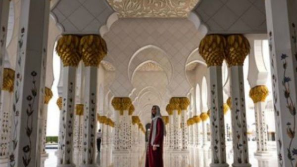 Dua made sure to do some sight seeing in Abu Dhabi before her sold out concert and visited Al Sheikh Zayed mosque (Source: Dua Lipa - Instagram)