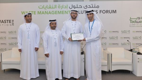 Dr. Thani Alzeyoudi, Minister of Climate Change and Environment, honors the local and international speakers. Dr. Thani Alzeyoudi, Minister of Climate Change and Environment, honors the local and international speakers.