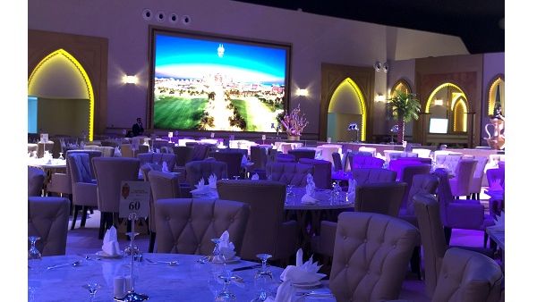 تنتشر في جميع أرجاء الخيمة المقاعد والجلسات المريحة التي تخلق جواً حميمياً رائعاً للاسترخاء والاستمتاع بالوقت مع الأصدقاء والعائلة طوال شهر رمضان الكريم. 
